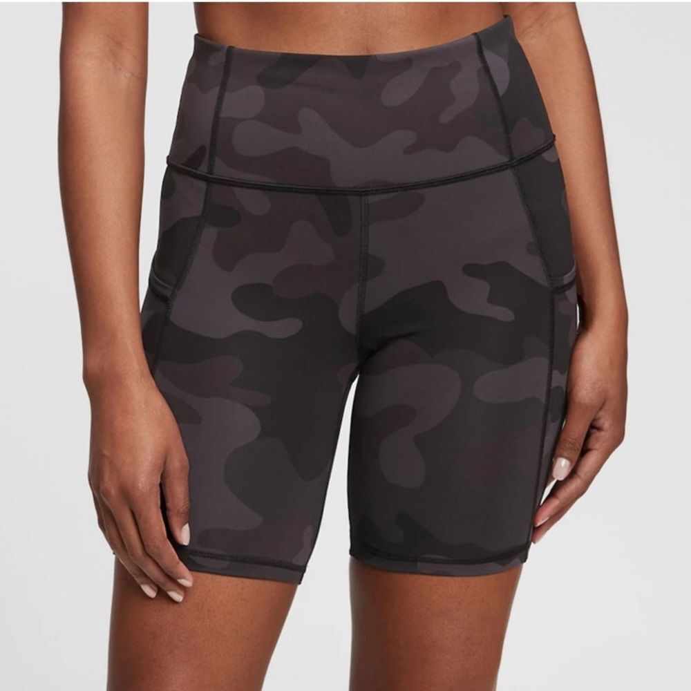 Camouflage pocket biker shorts